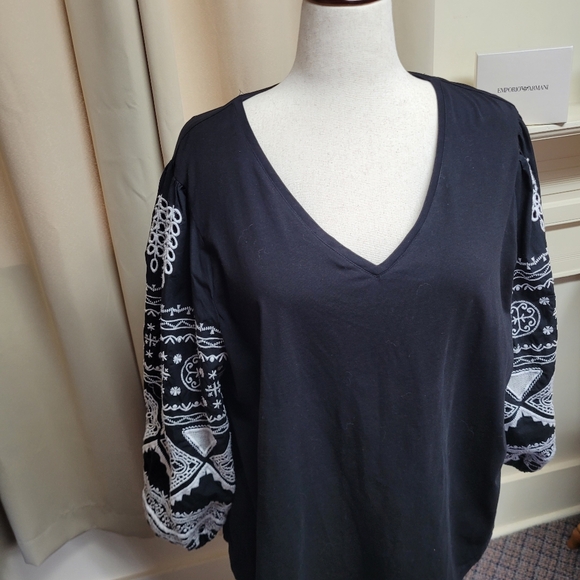 NWOT Chico's Black And White V-neck With Puffy Embroided Sleeves XXL Top - Picture 2 of 9